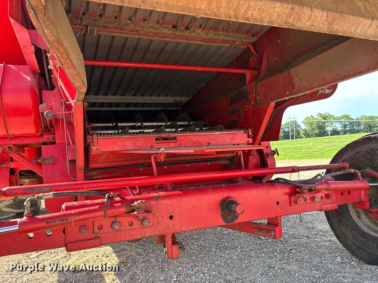 image for item FC1875 1983 Massey Ferguson 850 combine