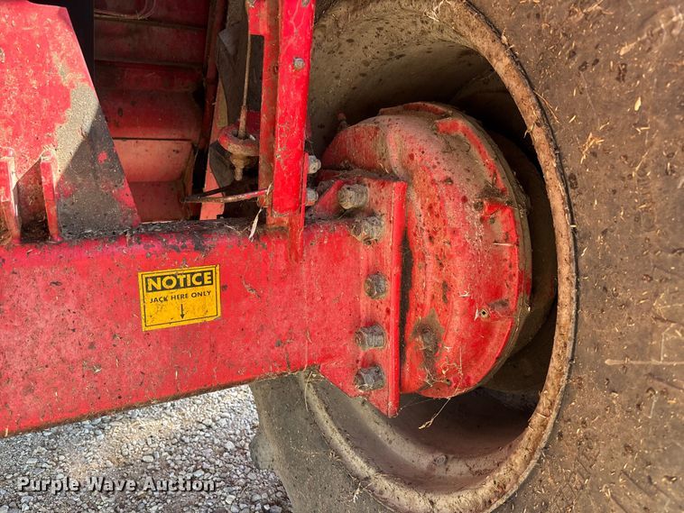 image for item FC1875 1983 Massey Ferguson 850 combine