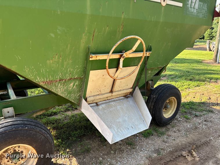 image for item FC1877 2007 Ez-Trail 3400 gravity wagon