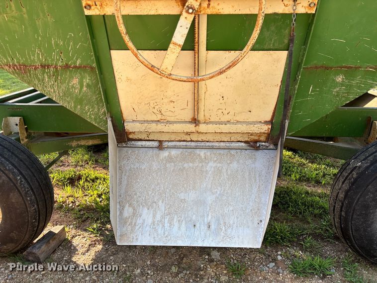 image for item FC1877 2007 Ez-Trail 3400 gravity wagon