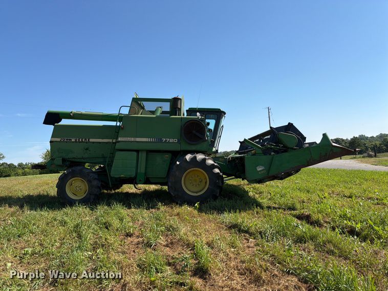 image for item FK3162 1988 John Deere 7720 combine