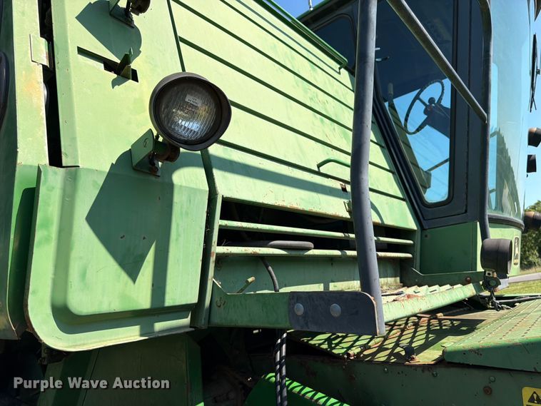 image for item FK3162 1988 John Deere 7720 combine