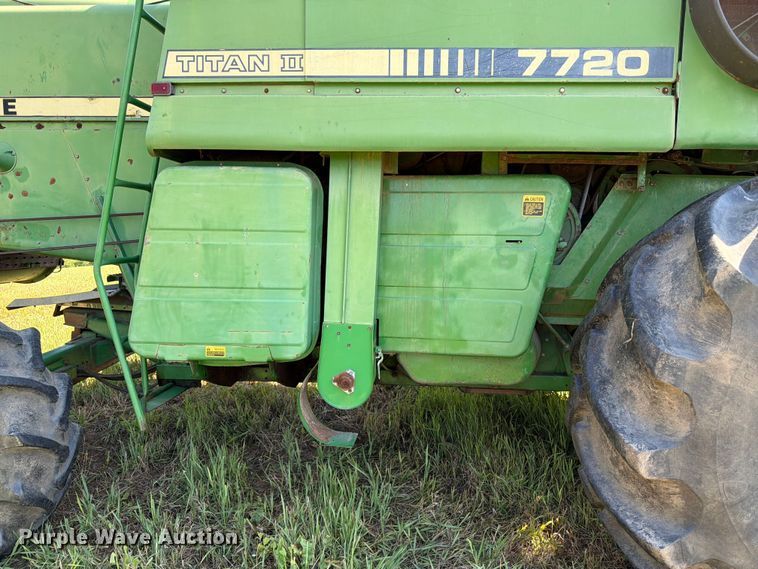 image for item FK3162 1988 John Deere 7720 combine