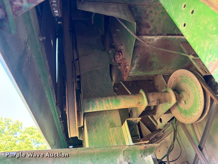 image for item FK3162 1988 John Deere 7720 combine