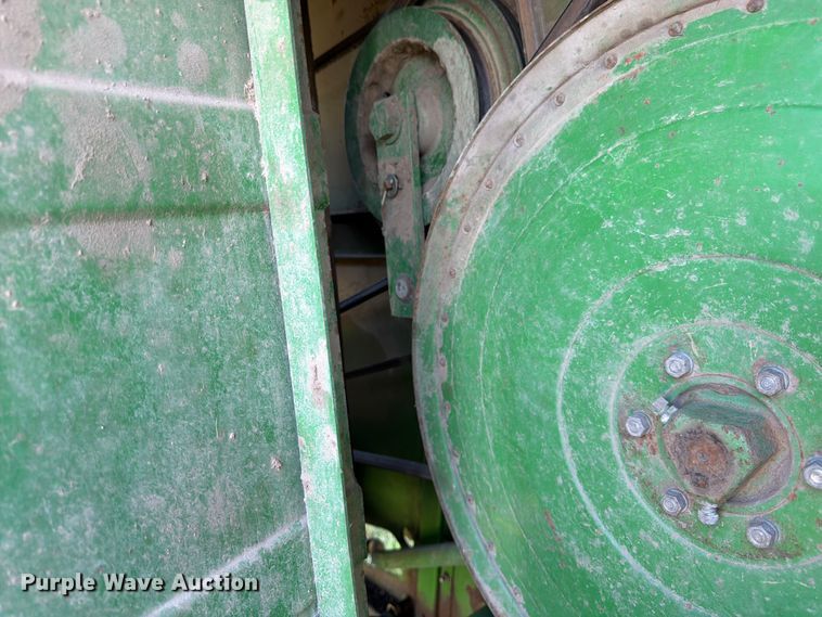 image for item FK3162 1988 John Deere 7720 combine