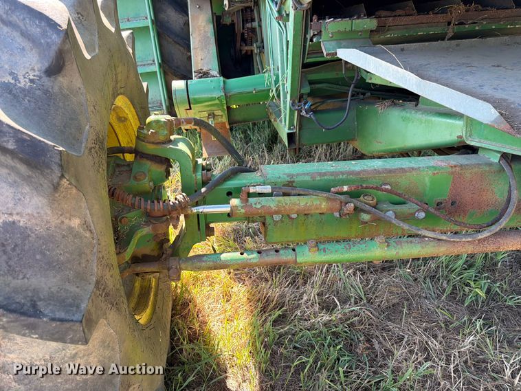 image for item FK3162 1988 John Deere 7720 combine