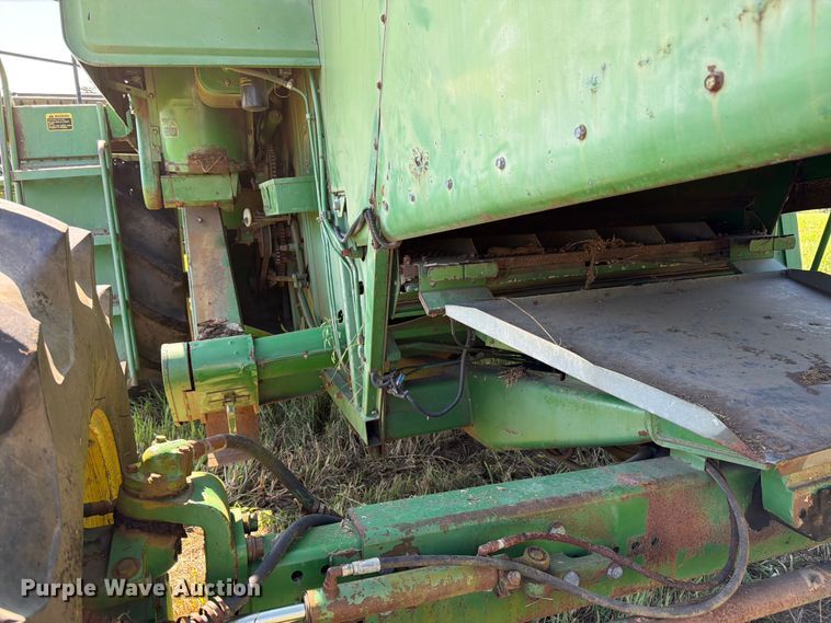 image for item FK3162 1988 John Deere 7720 combine