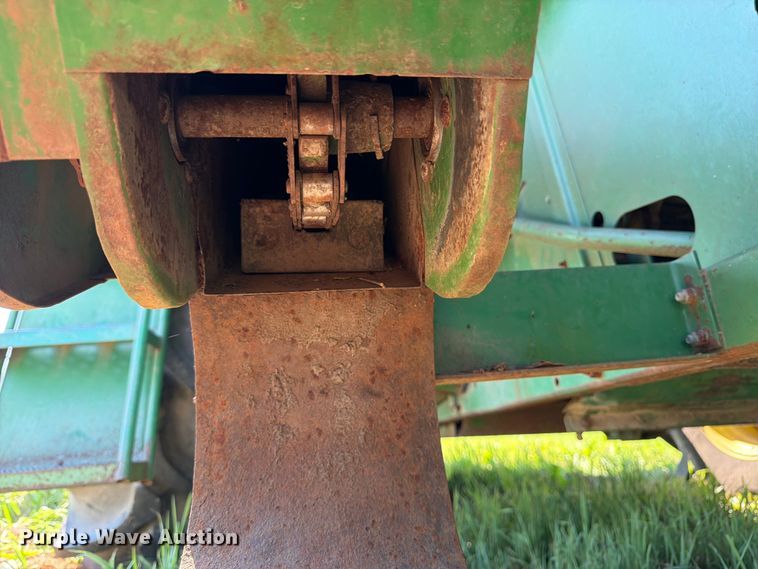 image for item FK3162 1988 John Deere 7720 combine