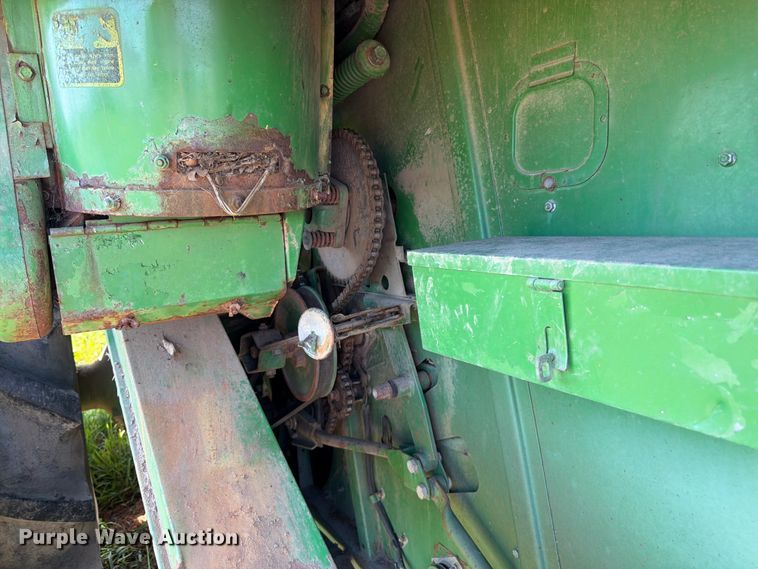 image for item FK3162 1988 John Deere 7720 combine