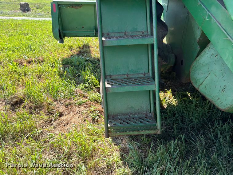 image for item FK3162 1988 John Deere 7720 combine