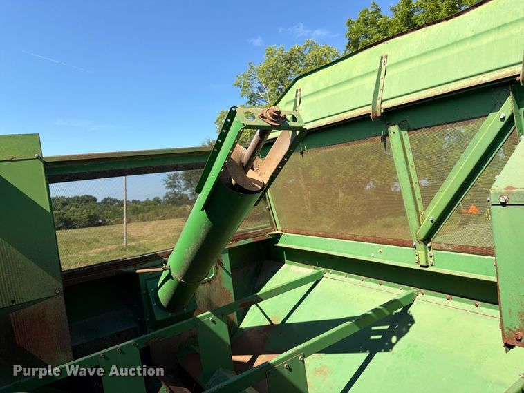 image for item FK3162 1988 John Deere 7720 combine