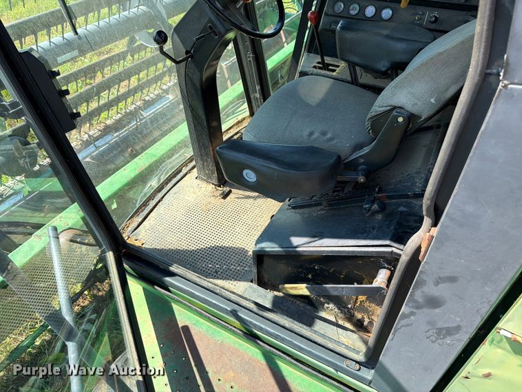 image for item FK3162 1988 John Deere 7720 combine