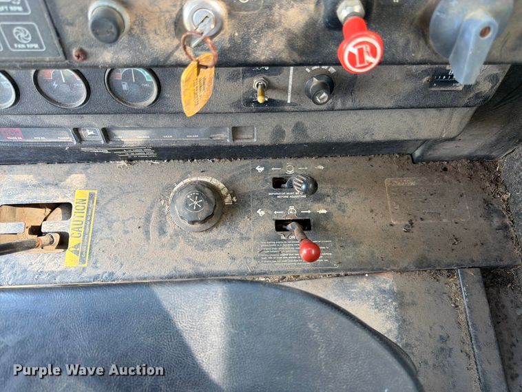 image for item FK3162 1988 John Deere 7720 combine