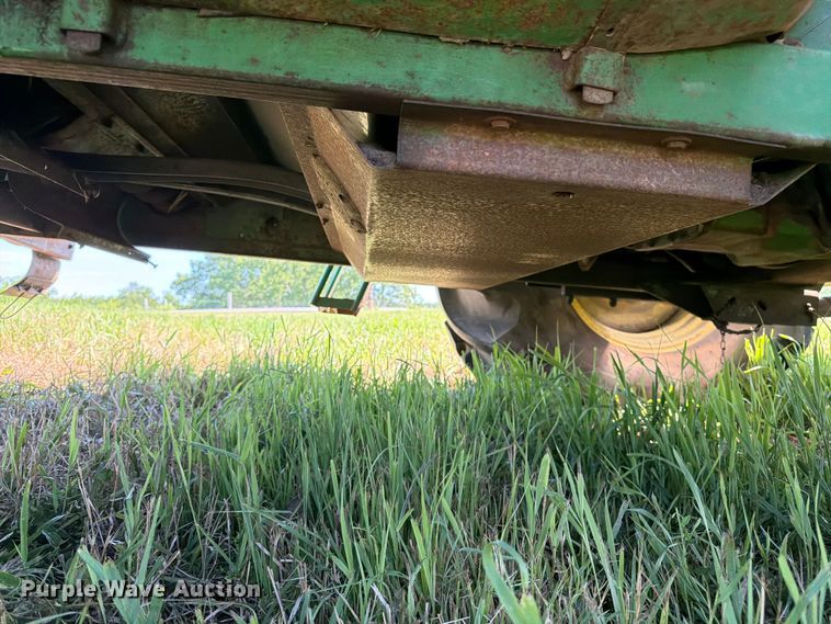 image for item FK3162 1988 John Deere 7720 combine