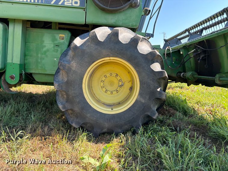 image for item FK3162 1988 John Deere 7720 combine