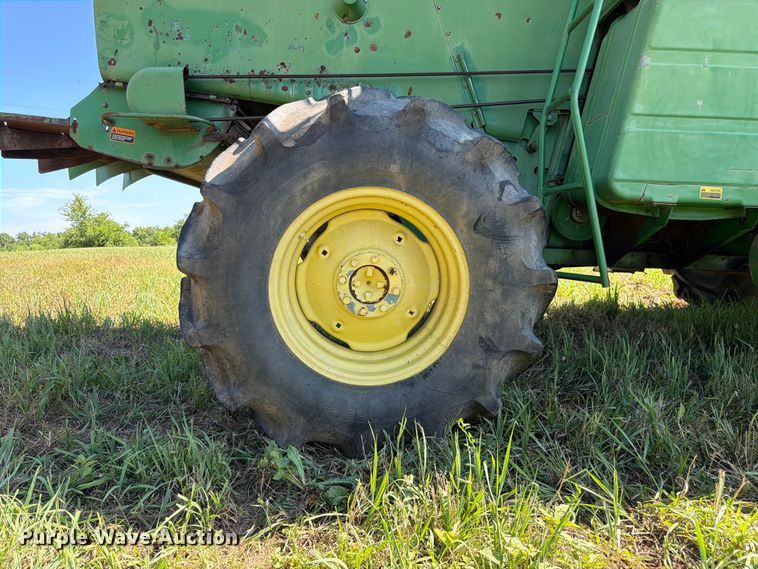image for item FK3162 1988 John Deere 7720 combine