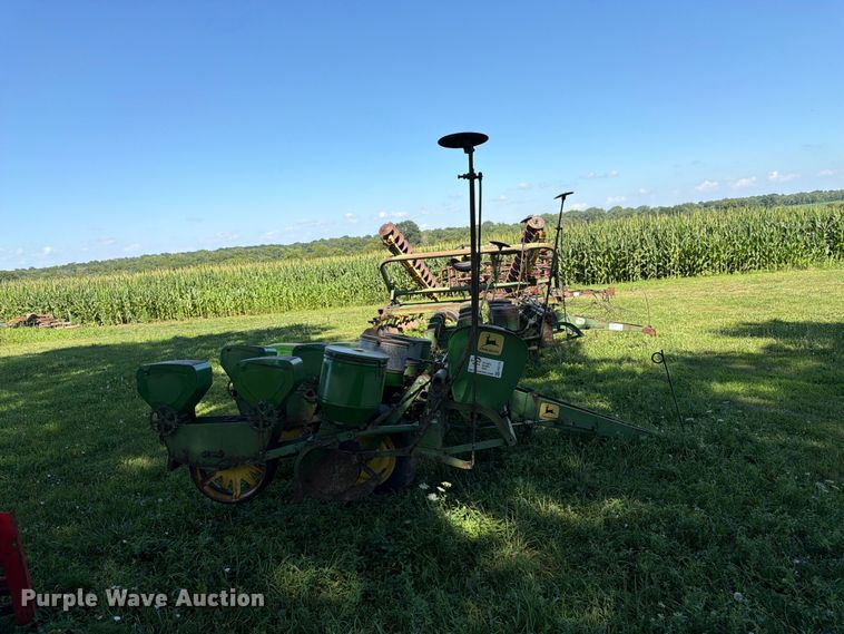 image for item FK3172 John Deere 1240 planter