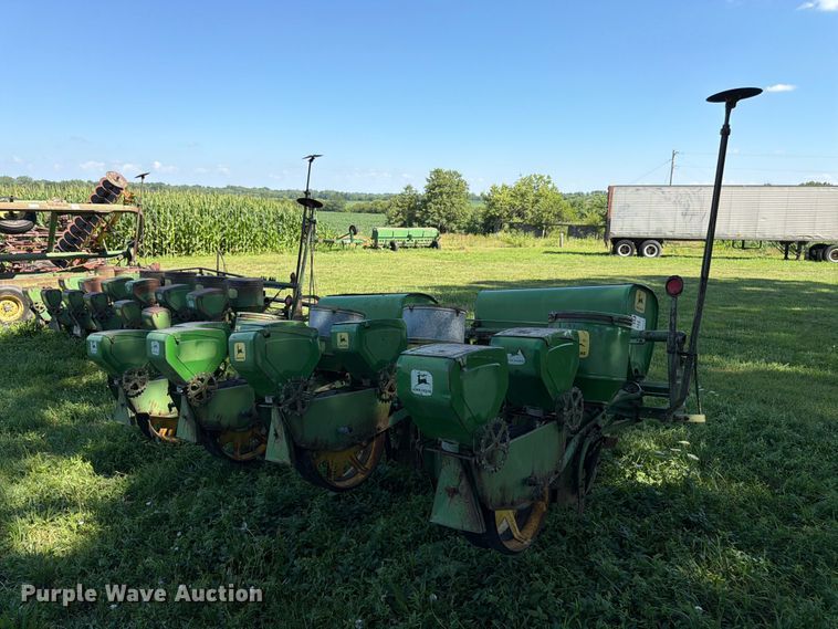 image for item FK3172 John Deere 1240 planter