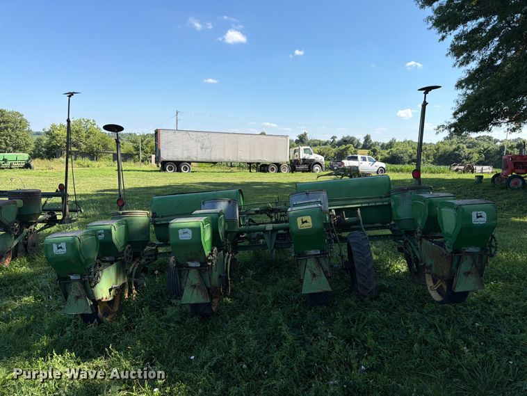 image for item FK3172 John Deere 1240 planter