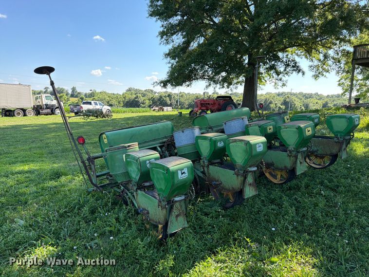 image for item FK3172 John Deere 1240 planter