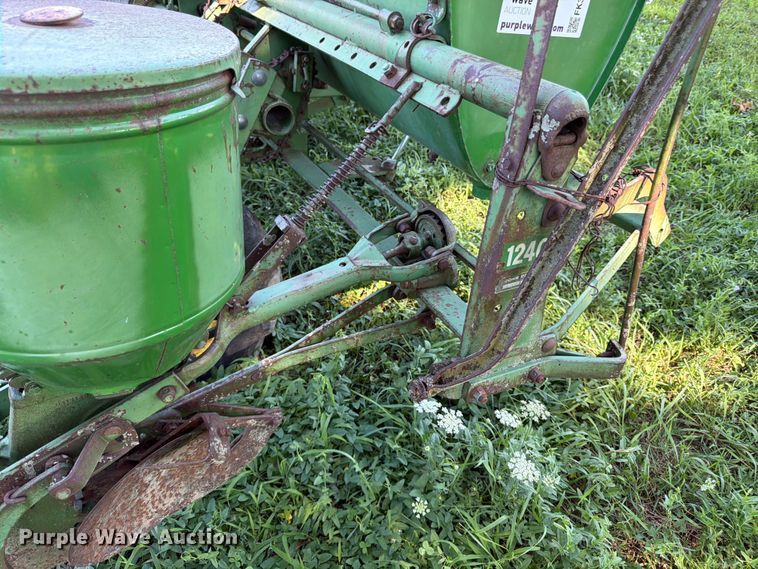 image for item FK3172 John Deere 1240 planter