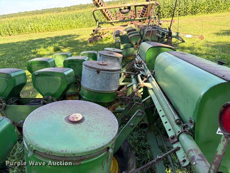 image for item FK3172 John Deere 1240 planter