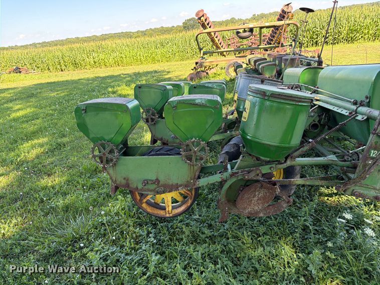 image for item FK3172 John Deere 1240 planter