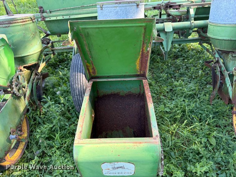 image for item FK3172 John Deere 1240 planter