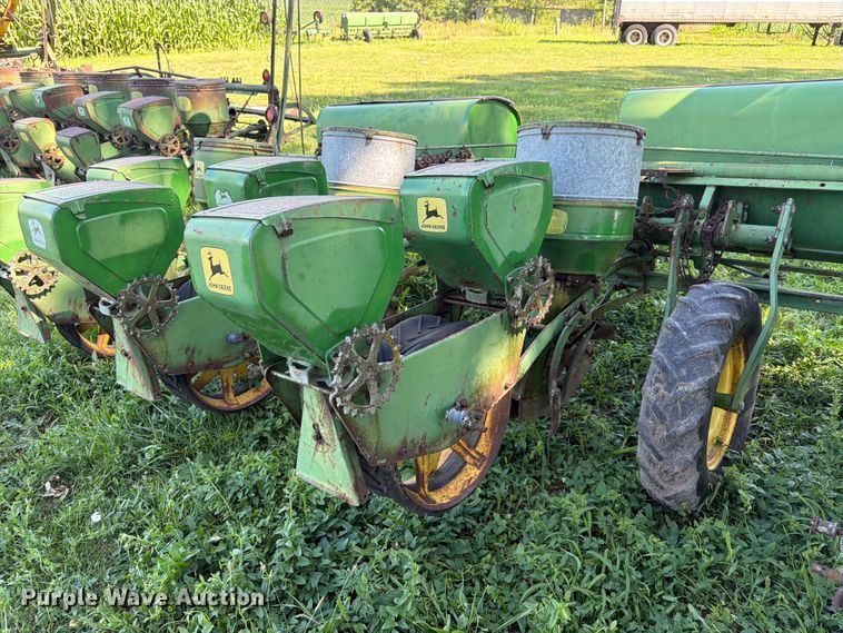 image for item FK3172 John Deere 1240 planter