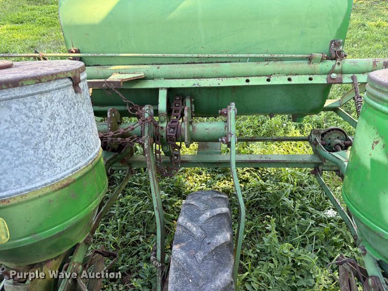 image for item FK3172 John Deere 1240 planter
