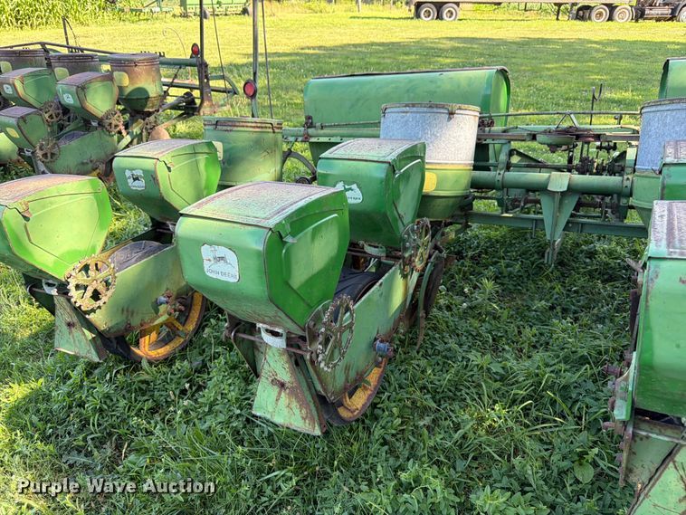 image for item FK3172 John Deere 1240 planter
