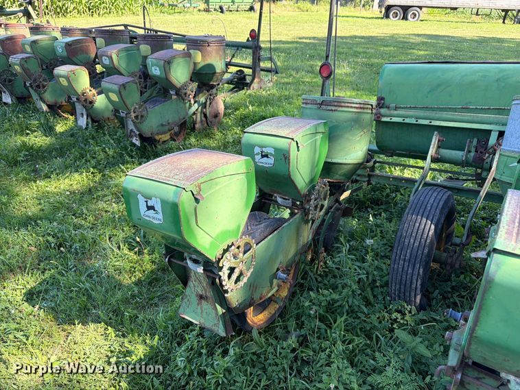 image for item FK3172 John Deere 1240 planter
