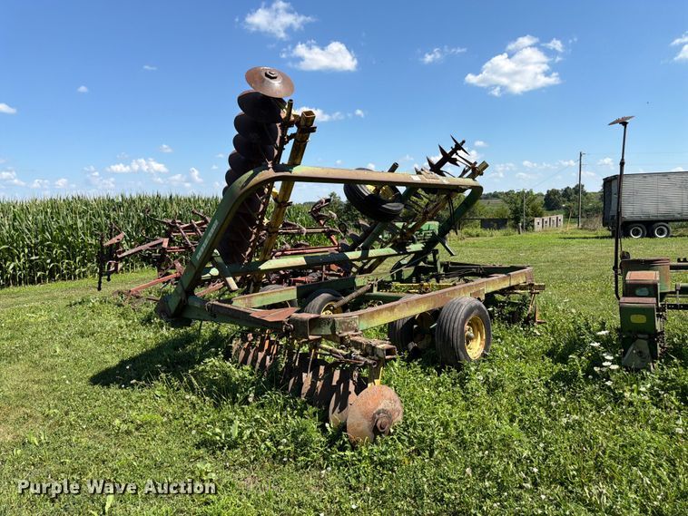 image for item FK3174 John Deere tandem disk