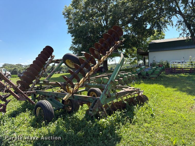 image for item FK3174 John Deere tandem disk