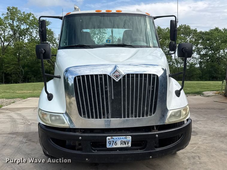 image for item NA9432 2007 International 8600 semi truck