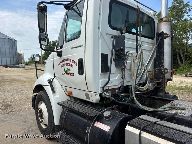 image for item NA9432 2007 International 8600 semi truck