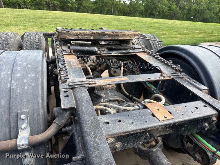 image for item NA9432 2007 International 8600 semi truck