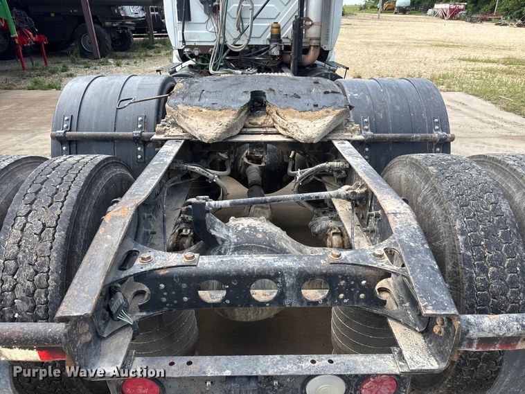image for item NA9432 2007 International 8600 semi truck