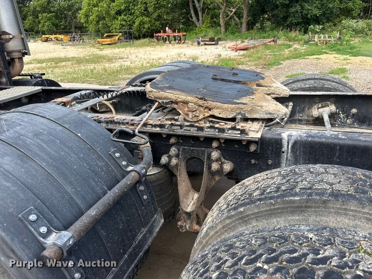 image for item NA9432 2007 International 8600 semi truck