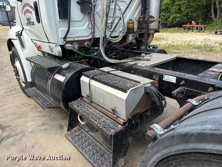image for item NA9432 2007 International 8600 semi truck