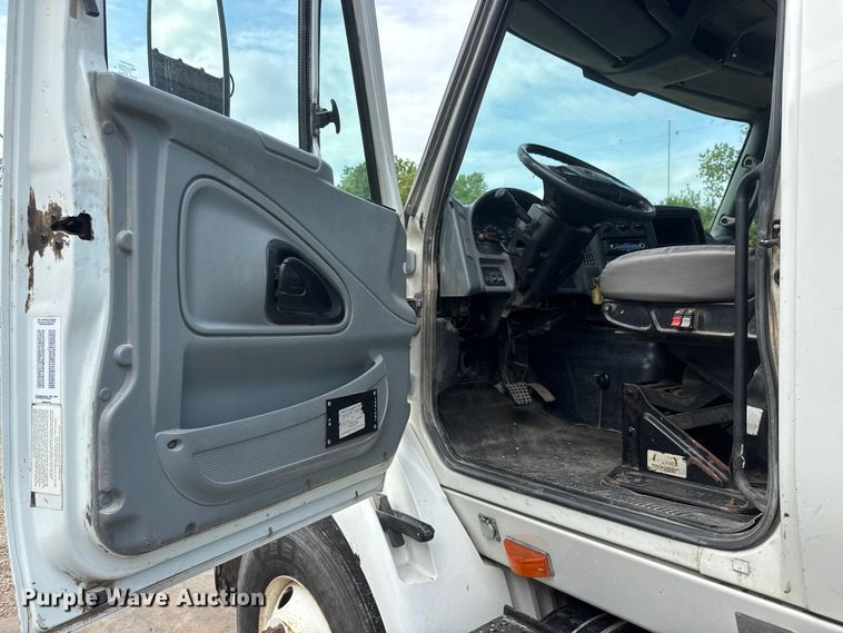 image for item NA9432 2007 International 8600 semi truck