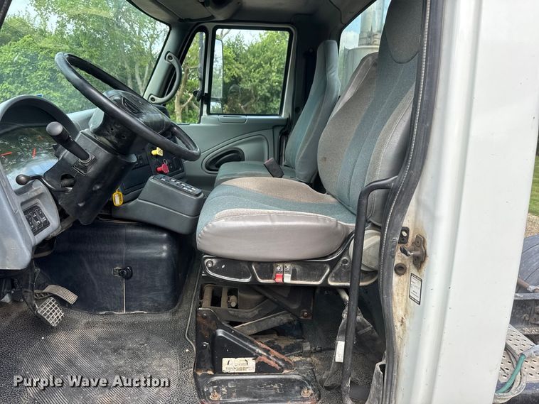 image for item NA9432 2007 International 8600 semi truck