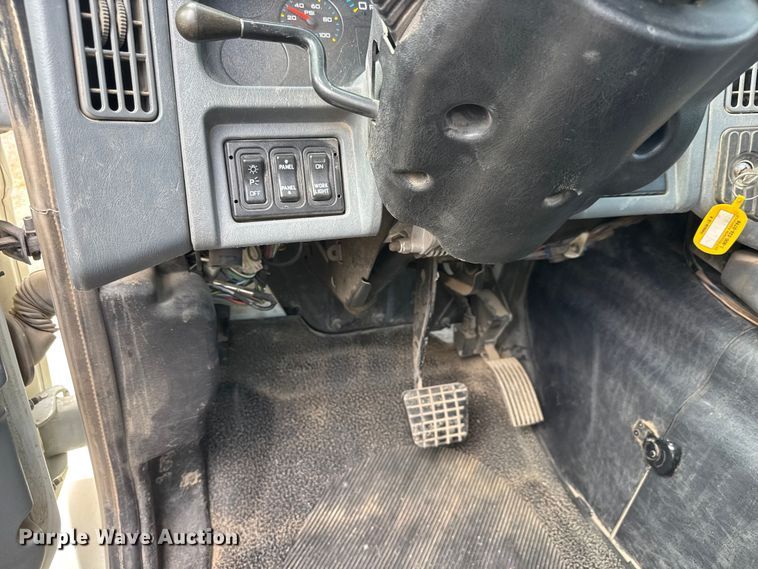 image for item NA9432 2007 International 8600 semi truck