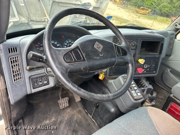image for item NA9432 2007 International 8600 semi truck