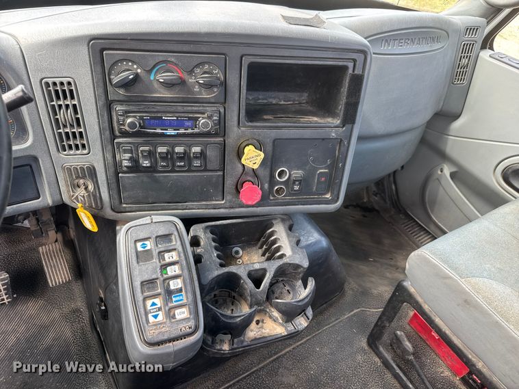 image for item NA9432 2007 International 8600 semi truck