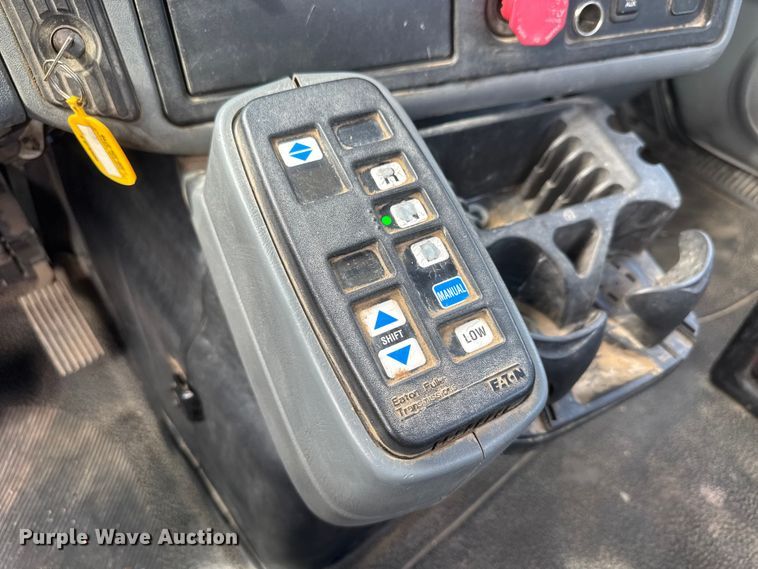 image for item NA9432 2007 International 8600 semi truck