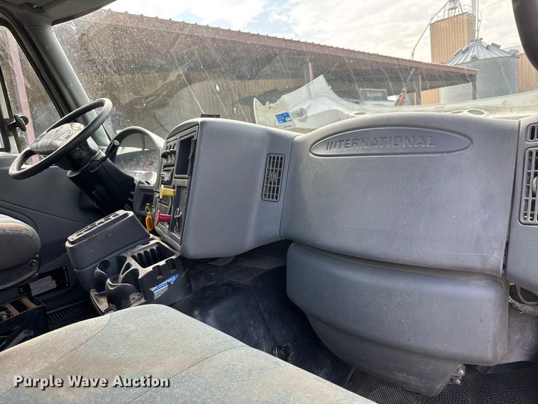 image for item NA9432 2007 International 8600 semi truck