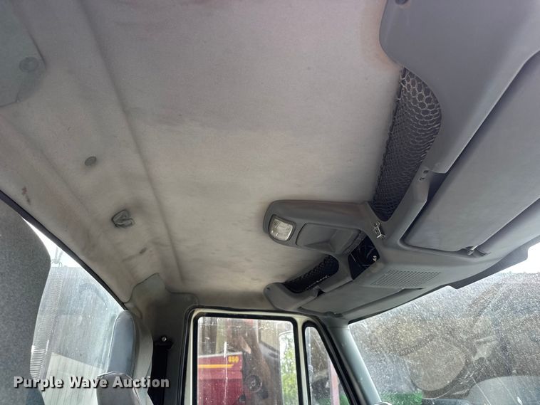 image for item NA9432 2007 International 8600 semi truck