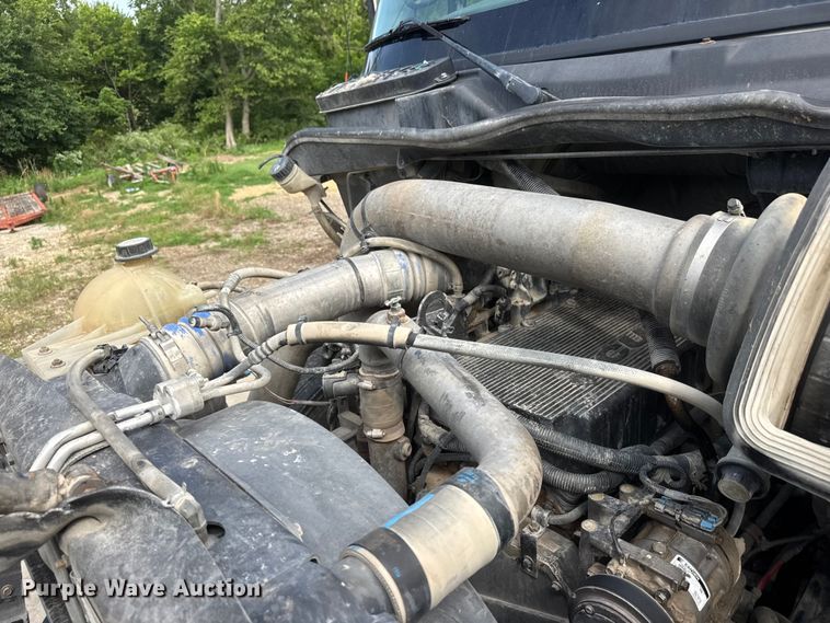 image for item NA9432 2007 International 8600 semi truck
