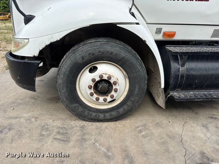 image for item NA9432 2007 International 8600 semi truck